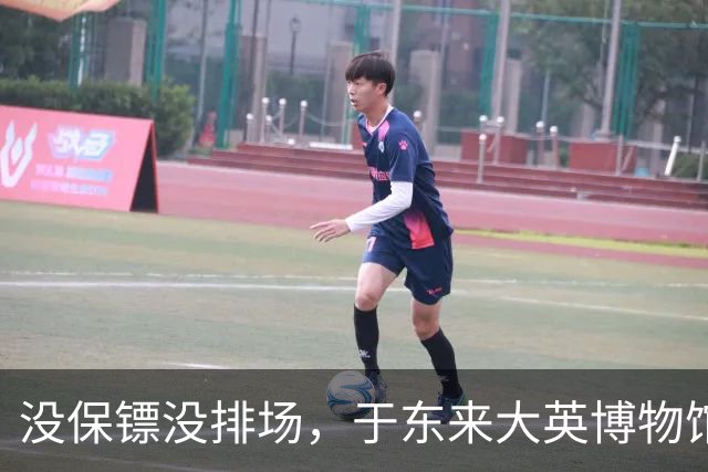 没保镖没排场，于东来大英博物馆被围堵，楼梯口寸步难行，身后一群中国人举手机狂拍，老外看懵了